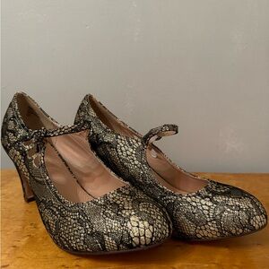 NWOT Chase + Chloe heels. Gold with black lace. Mary Jane strap. Size 9
